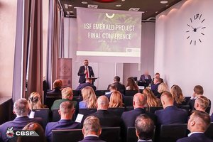 Uczestnicy zebrani na konferencji.