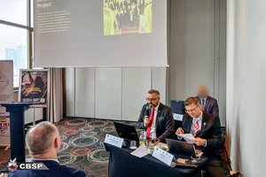 Uczestnicy zebrani na konferencji.