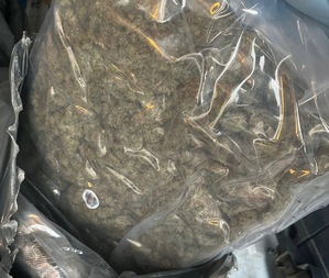 Marihuana w foliowych workach zabezpieczona przez policjantów.