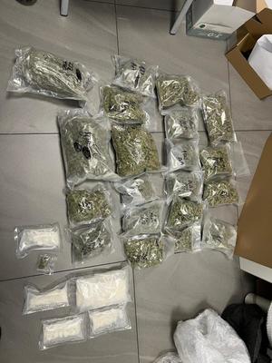 zabezpieczone narkotyki leżą na podłodze.