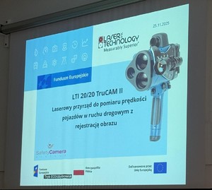 Zdjęcie laserowego miernika prędkości i opisem - obraz z rzutnika.