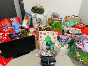 Zebrane prezenty dla potrzebującej rodziny.