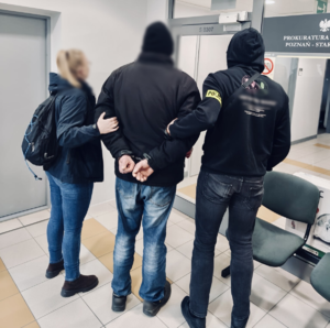 Policjanci z zatrzymanym.