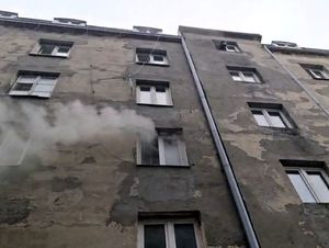Dym wydobywający się z okna budynku.