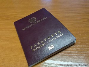 paszport leży na stole.
