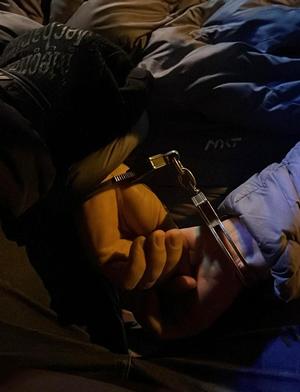 Ręce zatrzymanego w kajdankach.