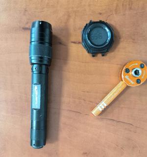 Latarka, stoper i narzędzie do wycinania szyb.