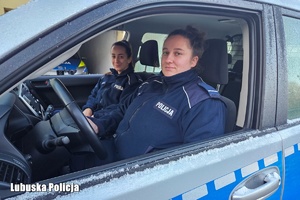 Dwie policjantki siedzą w radiowozie.