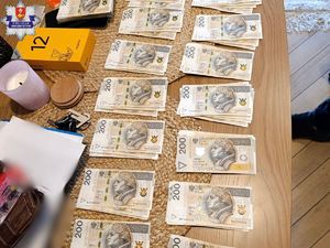 Na blacie stolika lezą rozłożone banknoty.