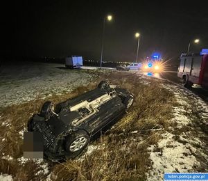 samochód leży w rowie na dachu.