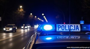 Sygnalizator na dachu radiowozu policyjnego z napisem Policja.