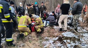 grupa policjantów i mieszkańców.