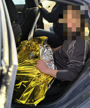 Odnaleziony mężczyzna owinięty w koc ratunkowy. Policja pomaga poszukiwanemu