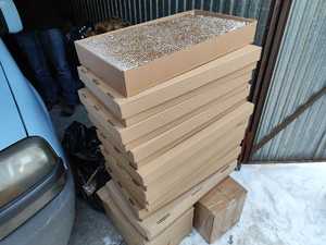 Zabezpieczone przez policjantów papierosy w kartonach ułożonych jeden na drugim.