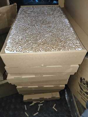 Zabezpieczone przez policjantów papierosy w kartonach.