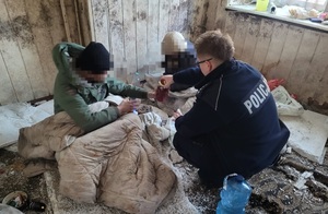 pustostany, bezdomni w pustostanie, policjantka pomogła osobą w kryzysie bezdomności
