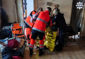 służby ratunkowe razem z Policją udzielają pomocy kobiecie.