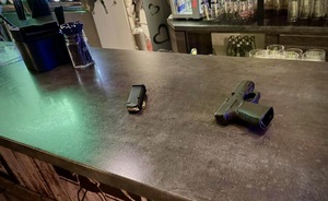 broń i amunicja leżą na blacie baru.