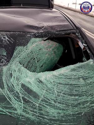 bryła lodu w rozbitym samochodzie