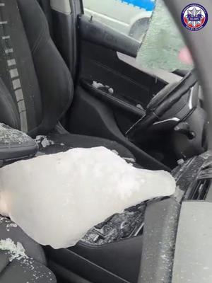 bryła lodu w rozbitym samochodzie, odłamki szyby