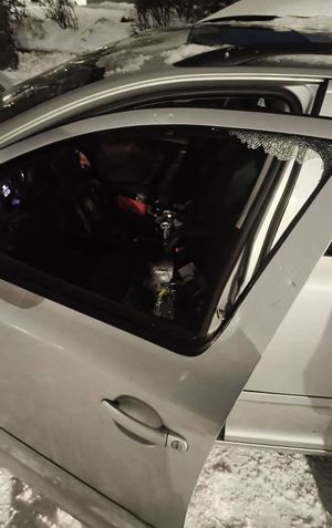 Wybita szyba w samochodzie.