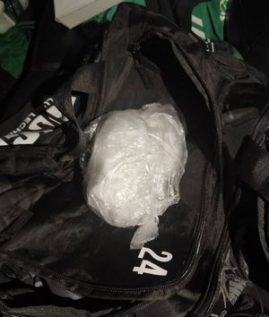 Narkotyki w foliowym woreczku.