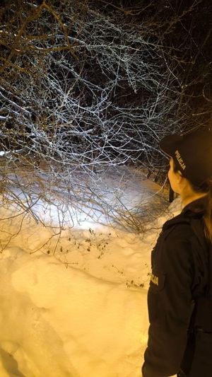 Policjantka w lesie podczas poszukiwań.