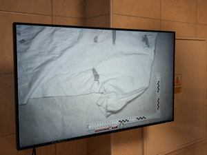 specjalistyczny sprzęt policyjny. Badanie podkoszulki.