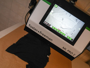 specjalistyczny sprzęt policyjny. Badanie podkoszulki.