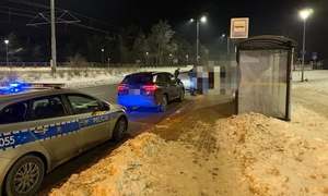 Radiowóz stoi na przystanku, zatrzymani.