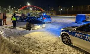 Radiowóz stoi na przystanku, zatrzymani.