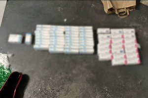 Leki w opakowaniach na blacie - obraz zablurowany.