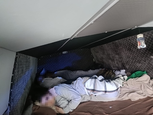 ludzie leżą w samochodzie.