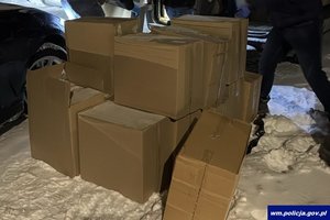 Kartony z nielegalnymi papierosami.