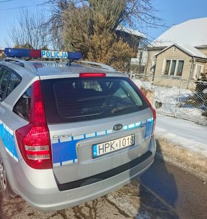 radiowóz stoi na drodze.