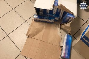 Karton z zabezpieczonymi papierosami.
