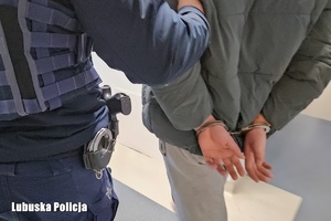 zatrzymany prowadzony w kajdankach.