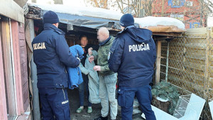 Policjanci przekazują bezdomnym koce, kurtki, termosy.