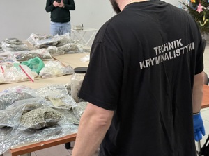 Technik kryminalistyki i zabezpieczone narkotyki.