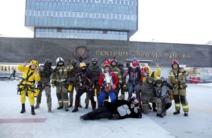 Funkcjonariusze BOA i alpiniści przed szpitalem.