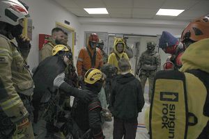 Funkcjonariusze BOA i alpiniści w szpitalu z dziećmi.