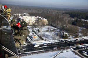 Funkcjonariusze BOA i alpiniści schodzą na linach z dachu szpitala.