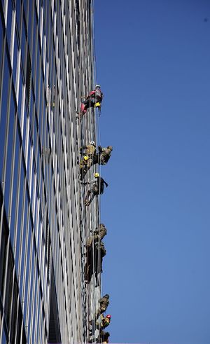 Funkcjonariusze BOA i alpiniści schodzą na linach z dachu szpitala.
