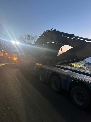 Zabezpieczony sprzęt budowlany na lawecie.