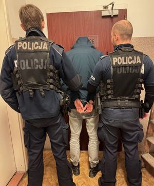Policjanci z podejrzanym.