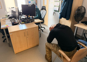 Pęki włosów. Zatrzymany w komisariacie Policji.