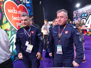 Zastępca komendanta głównego Policji i policjant w studiu finału WOŚP.