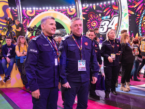 Zastępca komendanta głównego Policji razem z policjantami w studiu Finału WOŚP.