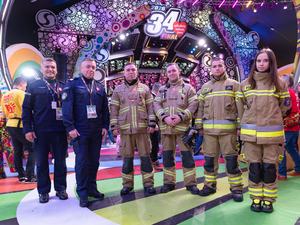 Zastępca komendanta głównego Policji razem z policjantem i strażakami w studiu Finału WOŚP.