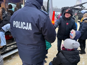 Policjant wśród ludzi obecnych na Finale WOŚP.